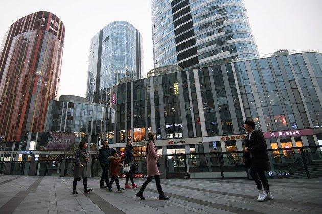 Горожане на территории многофункционального комплекса Sanlitun Soho в Пекине