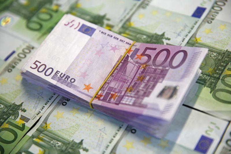 Доллар и евро растут в начале торгов на "Московской бирже"