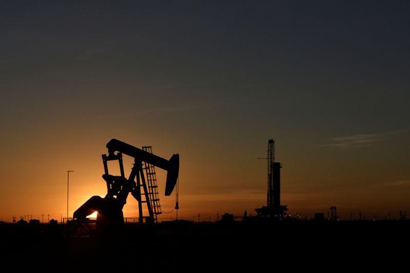 Цены на нефть растут на фоне падения запасов в США