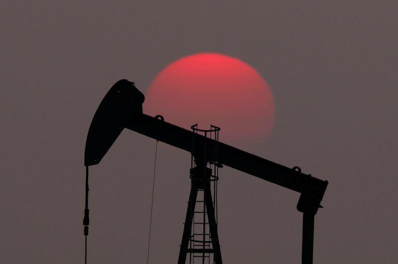 Цены на нефть снижаются на фоне всплеска заражений коронавирусом