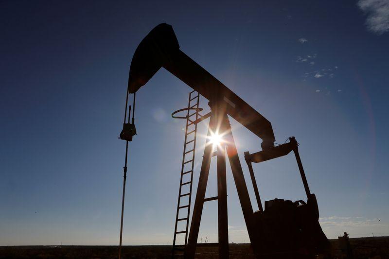 Нефть дорожает, но опасения о восстановлении спроса сдерживают подъем