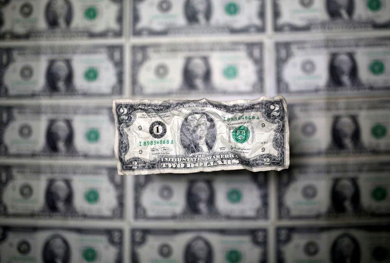 Доллар в минусе на фоне улучшения настроений рынка, несмотря на коронавирусные опасения