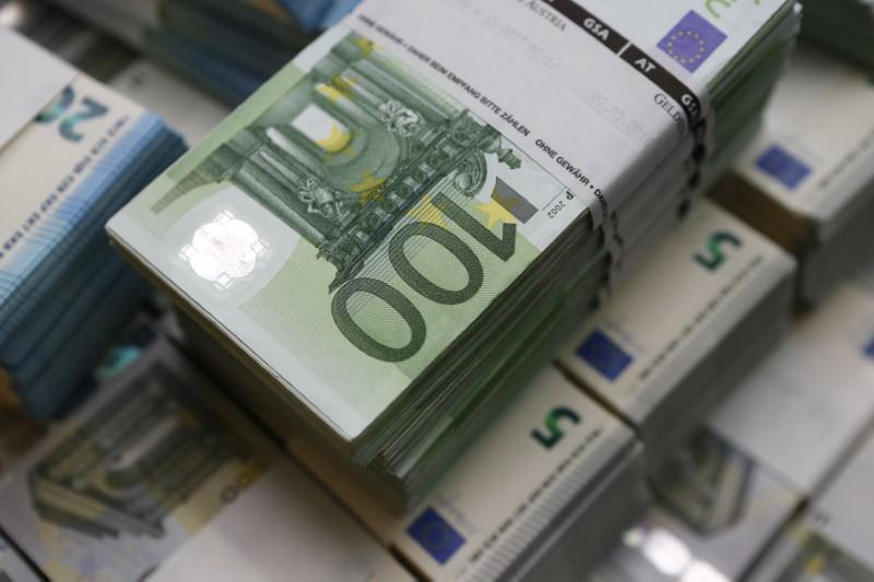 Доллар и евро снижаются в начале торгов на "Московской бирже"