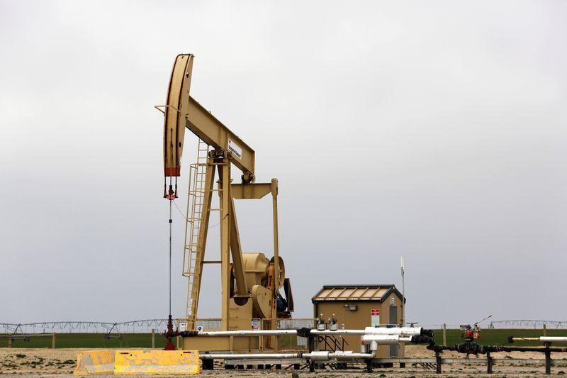 Цены на нефть снизились на фоне опасений повторных локдаунов из-за COVID-19