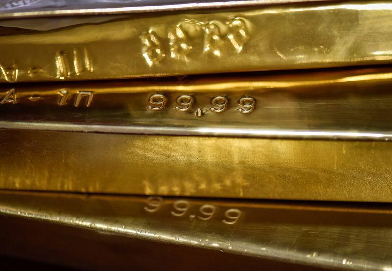 Золото отступило от рекордного пика на фоне хороших данных из США