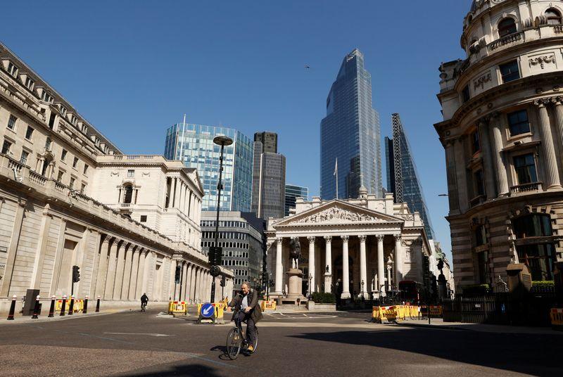 Банк Англии сохранил ставку, ожидает более медленного восстановления экономики