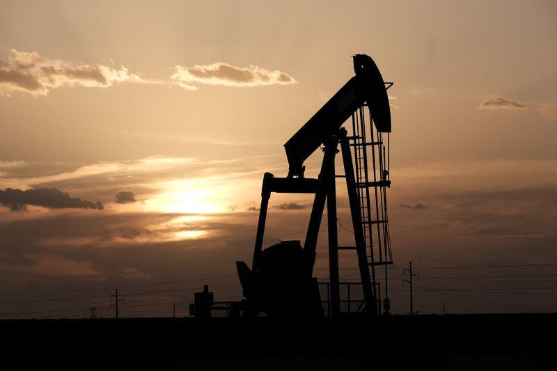 Нефть восстанавливается с минимумов 3 недель, но риски для спроса из-за пандемии растут