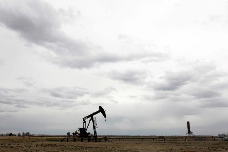 Цены на нефть ускорили рост на фоне падения запасов в США