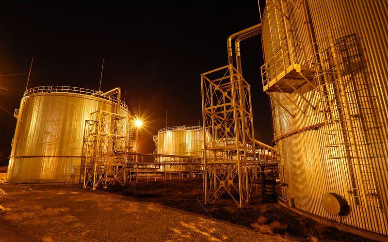 Казахстан рассчитывает на сохранение спроса на топливо при "мягком" карантине