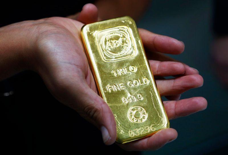 Цена на золото превысила отметку $1.900 на фоне ослабления доллара