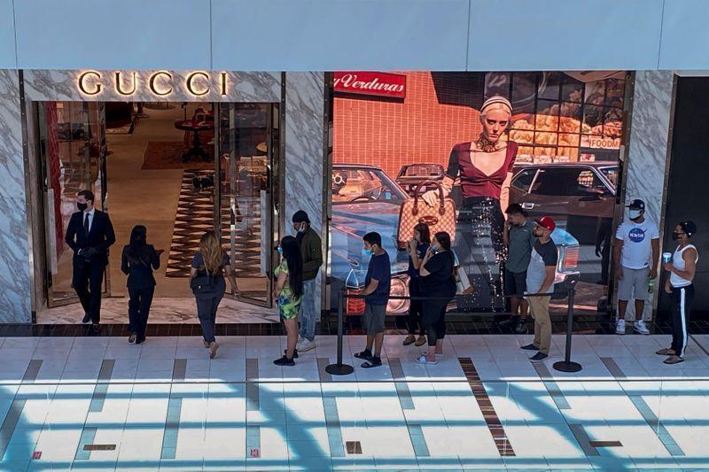 Продажи Gucci упали на 10% в 4 кв из-за коронавирусных ограничений От Reuters