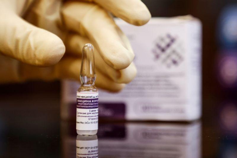РФ может зарегистрировать третью вакцину от коронавируса 20 февраля От Reuters
