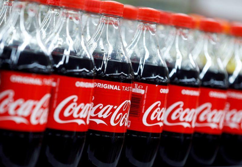 Квартальная выручка Coca-Cola упала на 5% из-за коронавирусных ограничений От Reuters