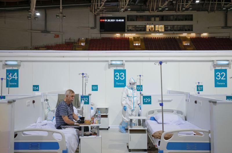 Число случаев коронавируса в РФ за сутки составило 15.089 От Reuters