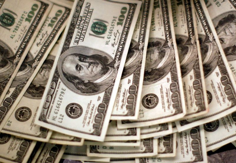 Доллар падает, теряя поддержку от госбондов США От Reuters