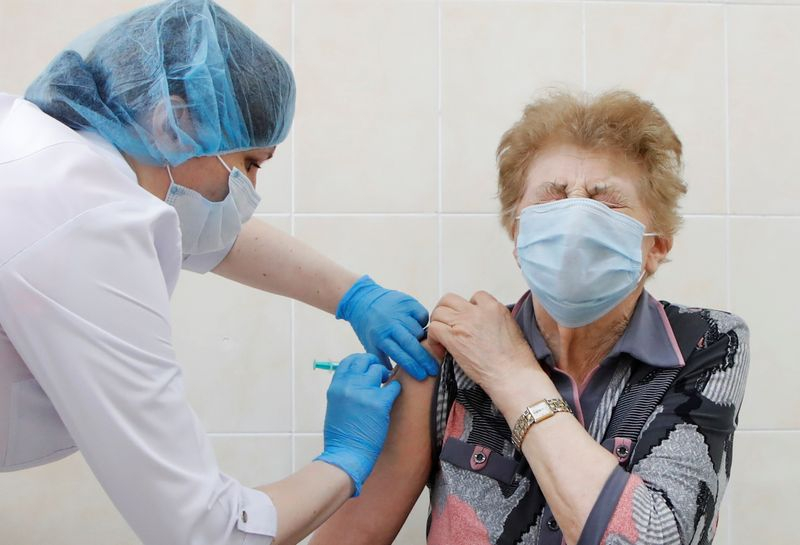 Число новых случаев коронавируса в РФ сократилось до 7.848 От Reuters