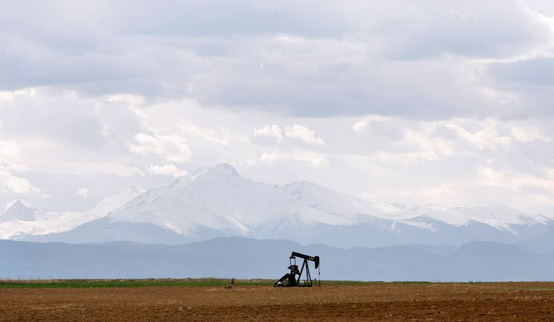 Цены на нефть растут, но кризис из-за COVID-19 в Индии сдерживает подъем От Reuters