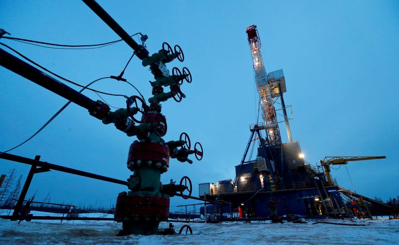 Нефть дешевеет более чем на 4% из-за опасений об инфляции и возвращении иранских поставок От Reuters