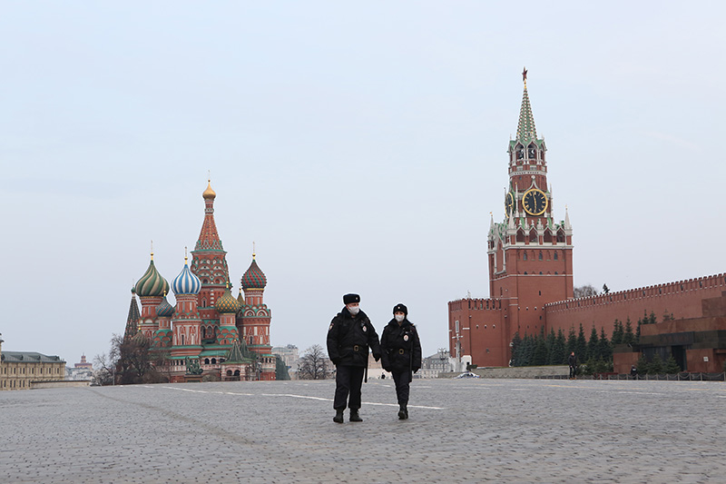 СМИ: в России началась третья волна COVID; Кремль отрицает