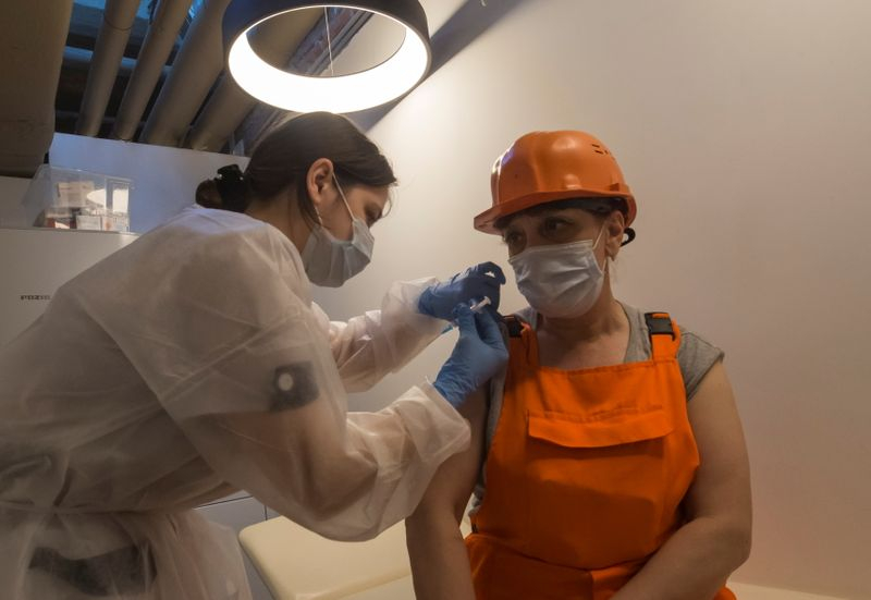 Число полных курсов вакцинации от коронавируса в России составило 49,2 млн От Reuters